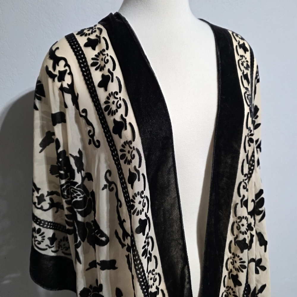 EUC BOUTIQUE IVORY & BLACK VELVET TAPESTRY TASSEL KIMONO SZ OS - Picture 7 of 15